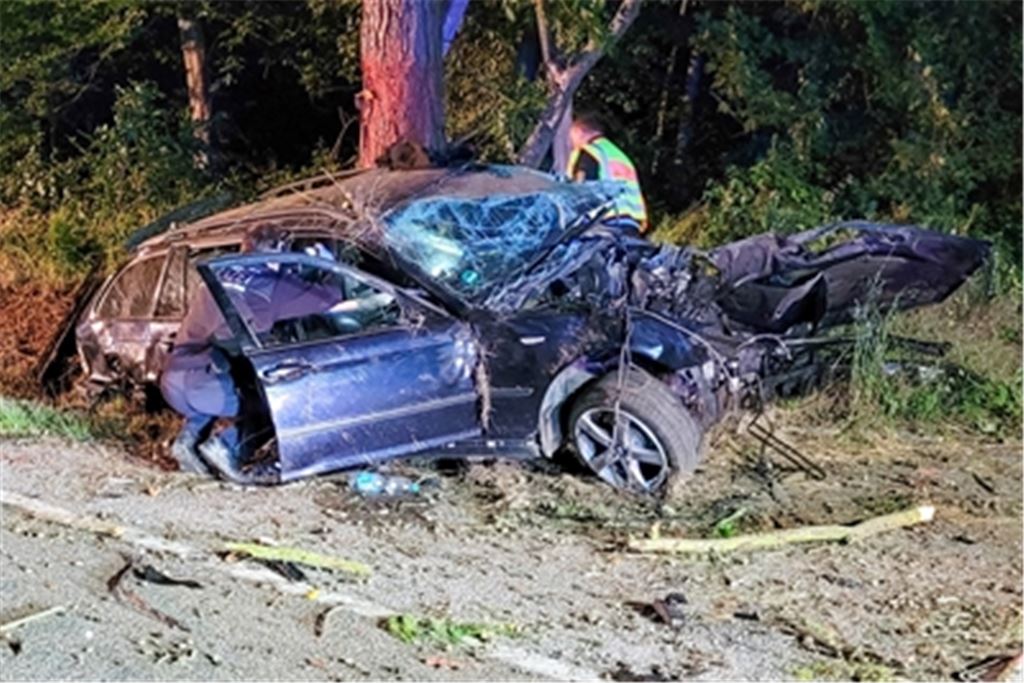 Der Fahrer erleidet beim Unfall zwischen Wurmberg und Wiernsheim am Samstagmorgen schwere Verletzungen. Foto: Waldemar Gress/Einsatz-Report24