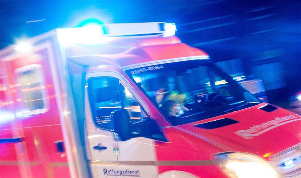 Der Fahrer konnte sich selbst aus dem Auto befreien, bevor Rettungskräfte ihn ins Krankenhaus brachten. (Symbolbild)