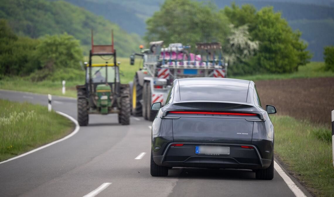 Der Fahrer legt während der Fahrt seine Hände auf die Knie. (Archivbild)