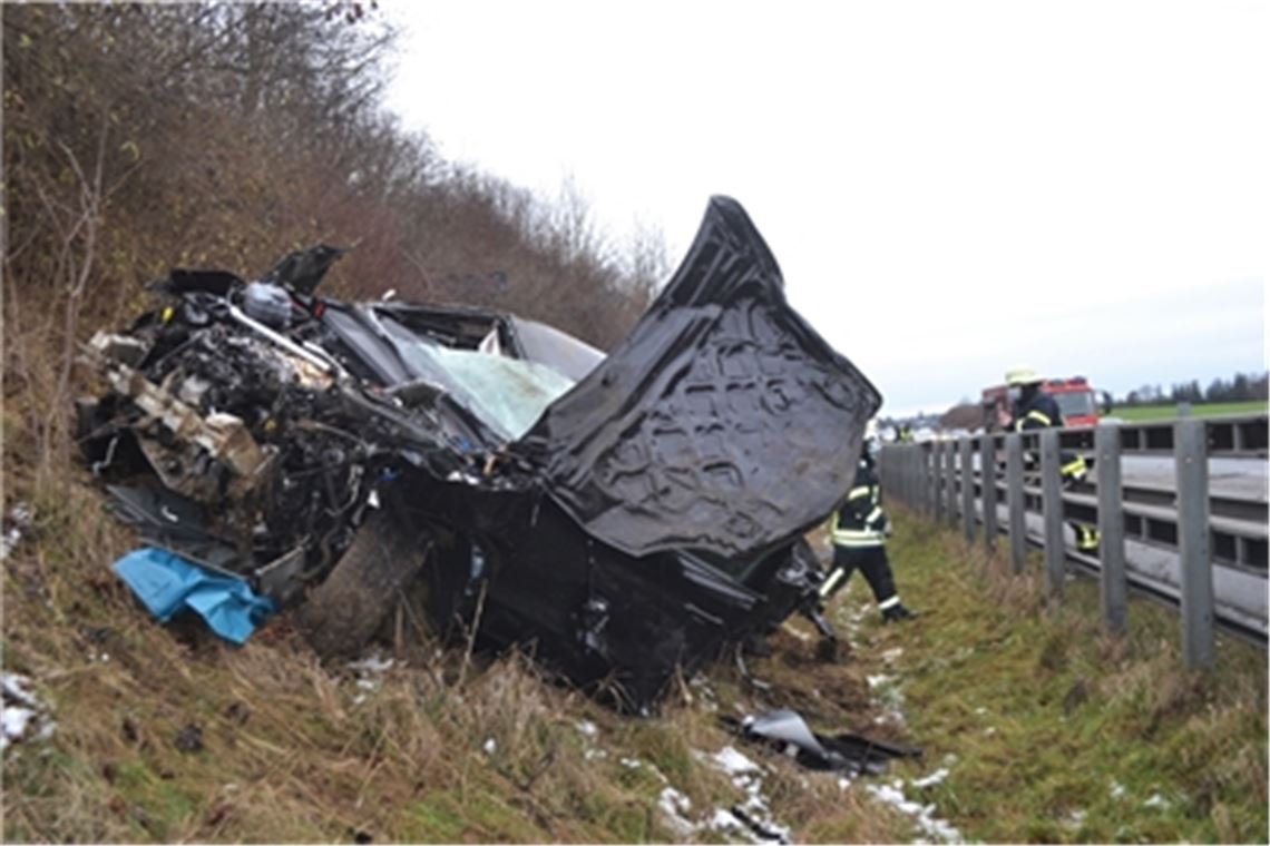 Auto überschlägt sich mehrmals auf A8 Der Fahrer verlor die Kontrolle über seinen Wagen. Foto: Myroshnichenko