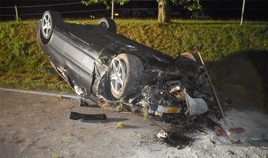 Der Fahrer verursacht, wohl zu schnell und berauscht, einen Unfall, bei dem ein Motorradfahrer stürzt. Foto: Myroshnichenko
