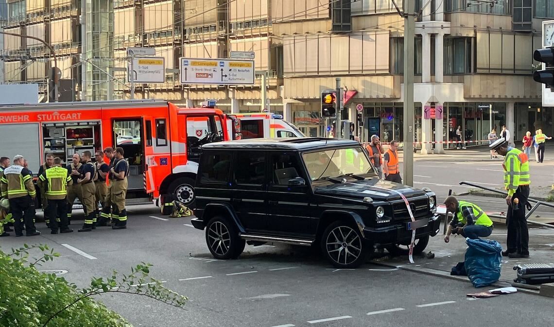 Der Fahrer war in der Stuttgarter Innenstadt mit seinem Geländewagen von der Straße abgekommen. (Archivbild)