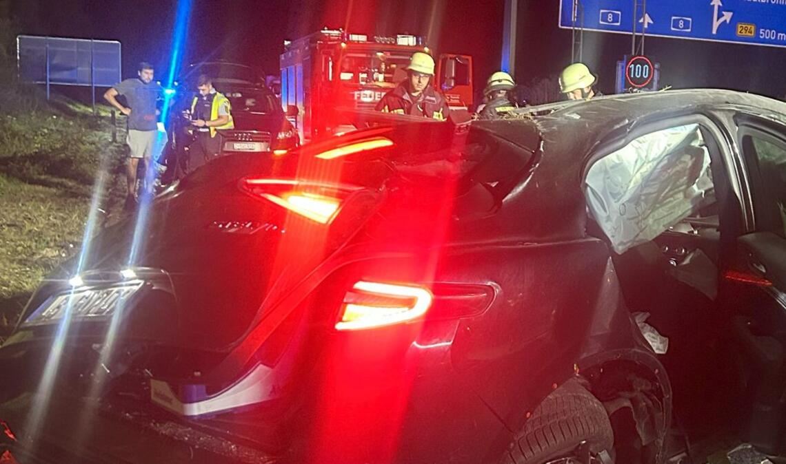 Der Fahrer wurde bei dem Unfall lebensgefährlich, der Beifahrer schwer verletzt.