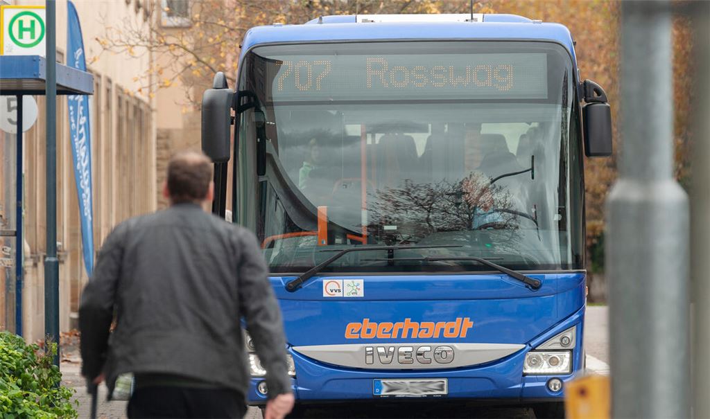Der Fahrplan der Regionalbuslinie 707 kann nicht kurzfristig um eine spätere Verbindung am Abend bis 21 Uhr erweitert werden. Dafür könnte, informiert Stadt- und Kreisrat Günter Bächle, für eine Übergangszeit der Stadtbus Mühlhausen ansteuern. Foto: Fotomoment