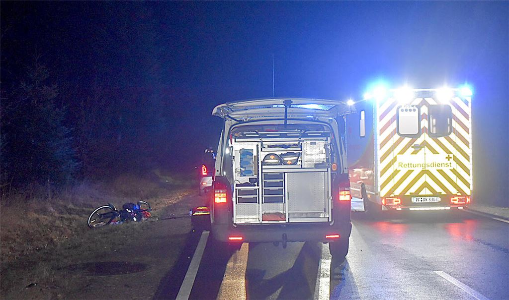 Der Fahrradfahrer erliegt noch an der Unfallstelle seinen schweren Verletzungen. Fotos: Myroshnichenko 