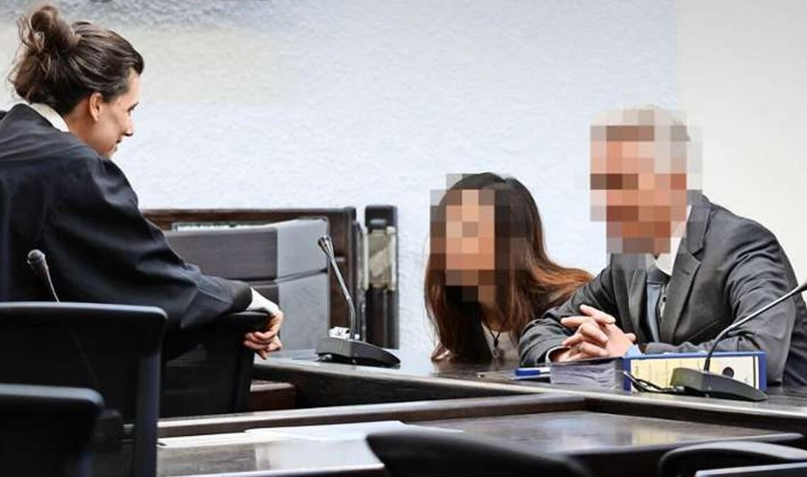 Der Fall des Inspekteurs (rechts, mit Ehefrau) beschäftigt auch die Politik immer wieder.