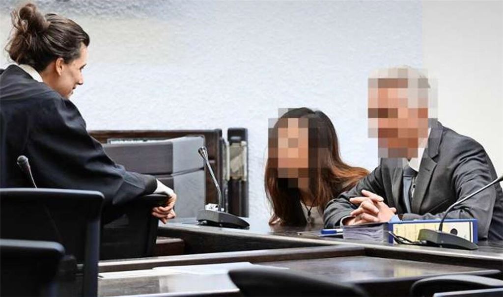 Der Fall des Inspekteurs (rechts, mit Ehefrau) beschäftigt auch die Politik immer wieder.