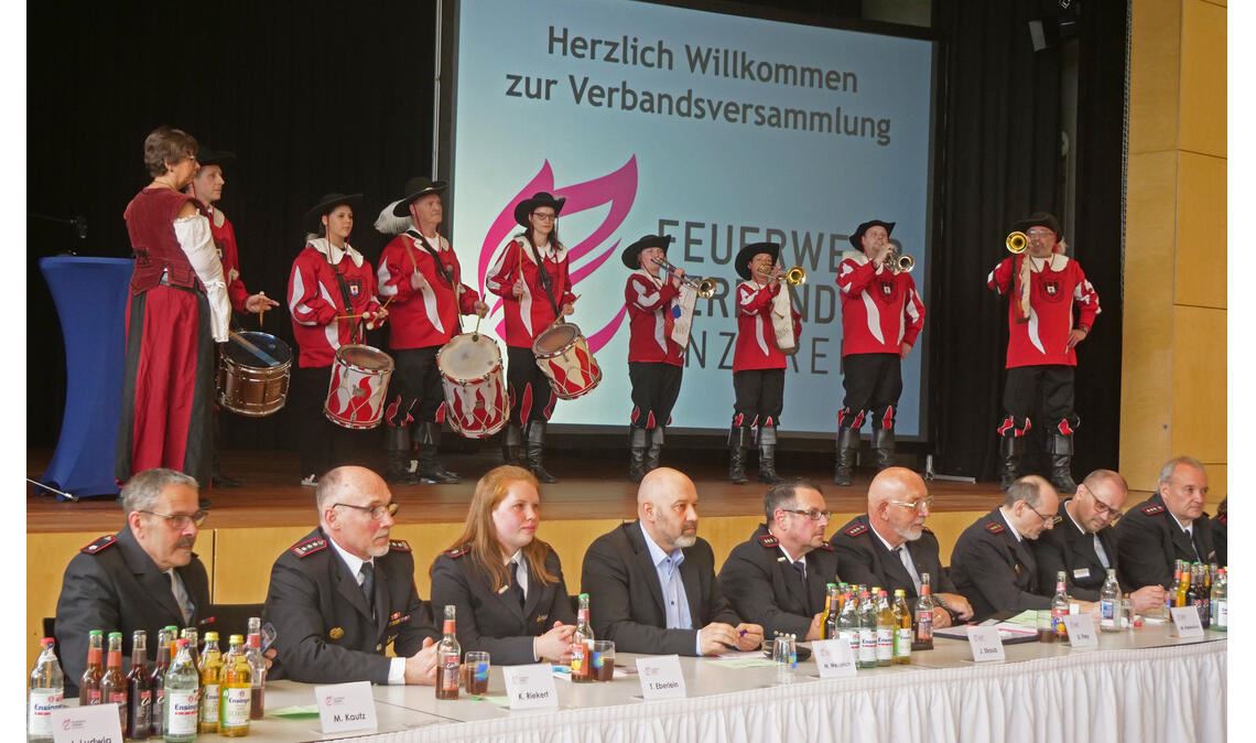 Der Fanfarenzug Sternenfels begleitet die Versammlung der Enzkreis-Feuerwehren in der Gießbachhalle musikalisch. Fotos: Friedrich