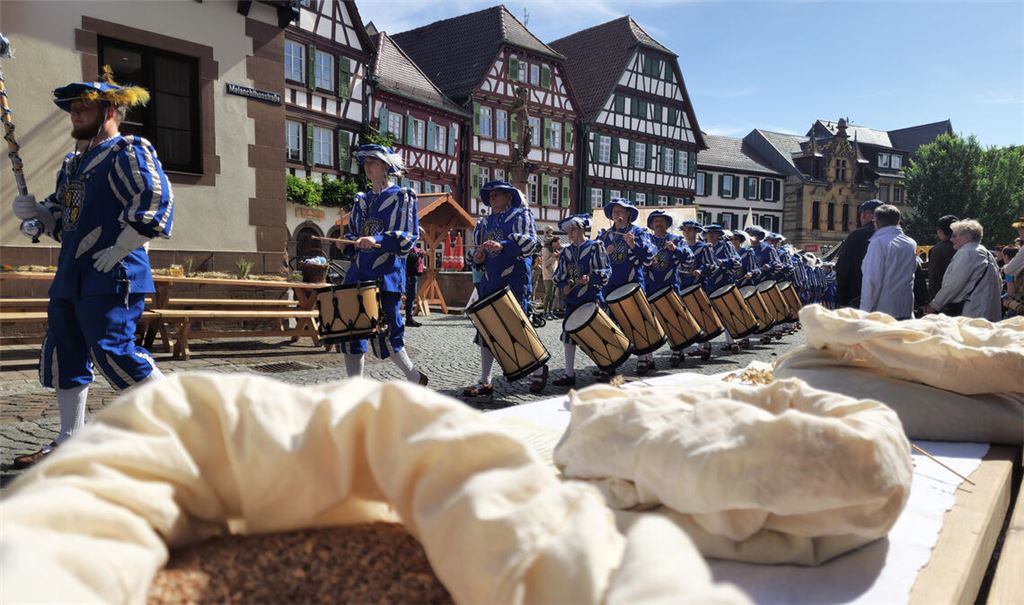 Der Fanfarenzug zieht durch die Innenstadt.