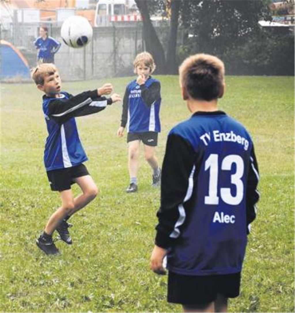 Der Faustball-Nachwuchs  im Bild die C-Junioren des TV Enzberg  trotzt beim Hohenklingener Sportfest dem teils nassen Wetter.
Foto: Haller