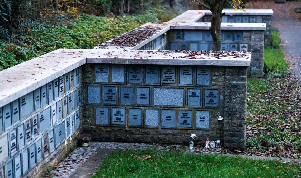 Der Feiertag Allerheiligen und später der Totensonntag führen viele Menschen auf die Friedhöfe.