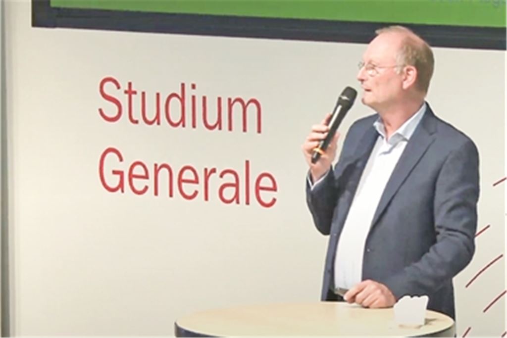 Der Fernseh-Meteorologe Sven Plöger spricht in der Vortragsreihe „Studium Generale“ an der Hochschule Pforzheim über den Klimawandel, dessen Folgen und Möglichkeiten, wie man ihm noch entgegensteuern kann. Foto: Friedrich