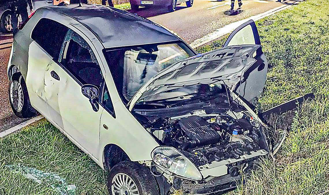 Der Fiat der 49-Jährigen wird bei dem Unfall total beschädigt. Foto: Myroshnichenko
