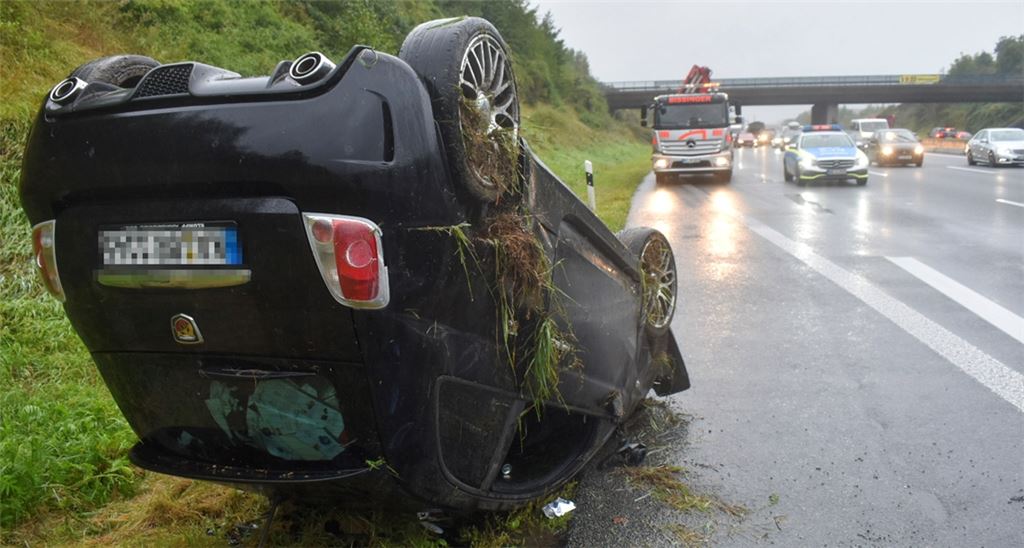 Der Fiat des 31-Jährigen landet nach dem Überschlag auf dem Dach. Foto: Myroshnichenko