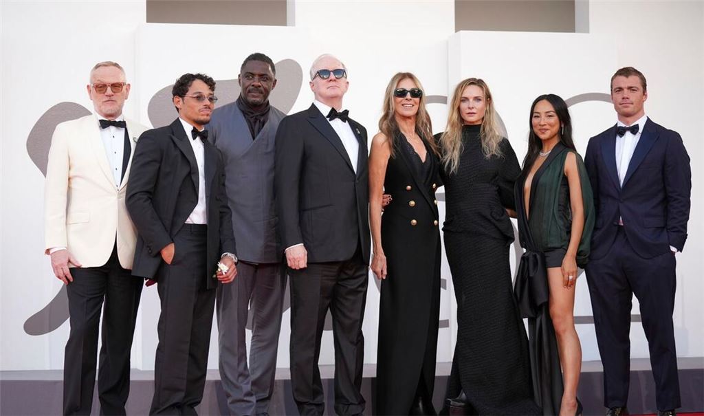 Der Film feierte in Venedig Premiere Anfang September - das Team von links nach rechts: Jared Harris, Anthony Ramos, Idris Elba, Tracy Letts, Regisseurin Kathryn Bigelow, Rebecca Ferguson, Greta Lee und Gabriel Basso. (Archivbild)