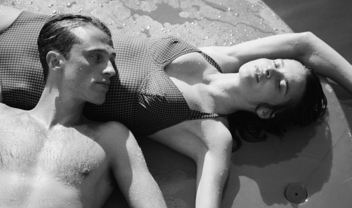Der Film setzt stark auf Körperlichkeit: Benjamin Voisin (l) als Meursault geht mit  Rebecca Marder als Marie schwimmen und eine Liaison ein.