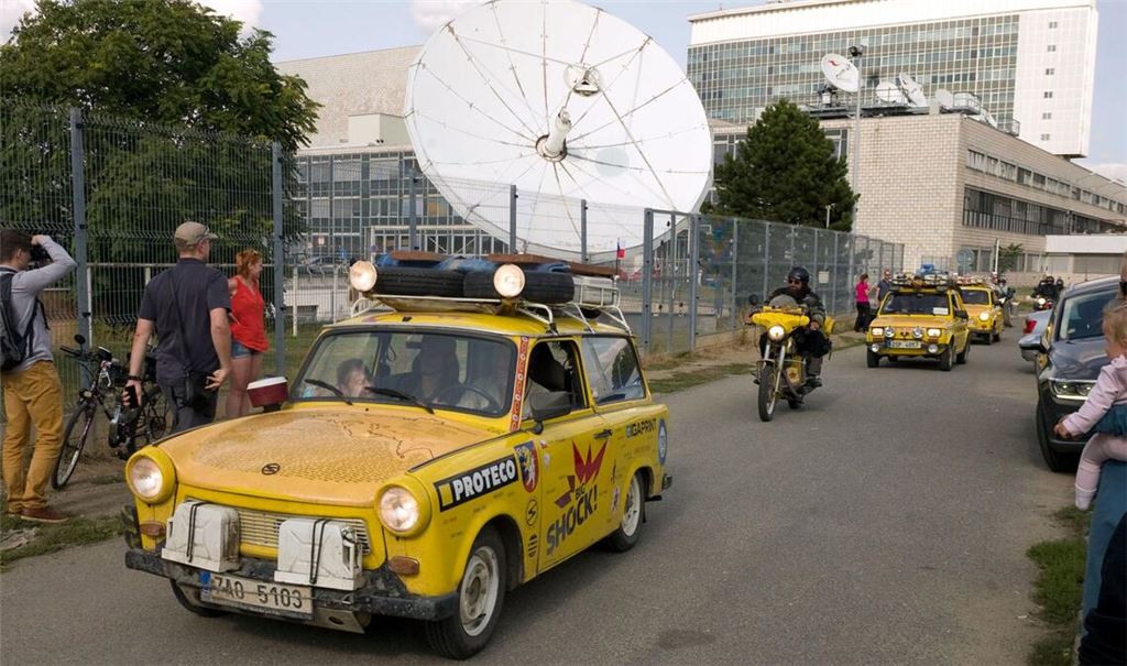 Der Filmemacher Dan Priban fährt mit seinem Trabi am Prager Sendezentrum des öffentlich-rechtlichen Tschechischen Fernsehens (CT) vorbei. (Archivbild)