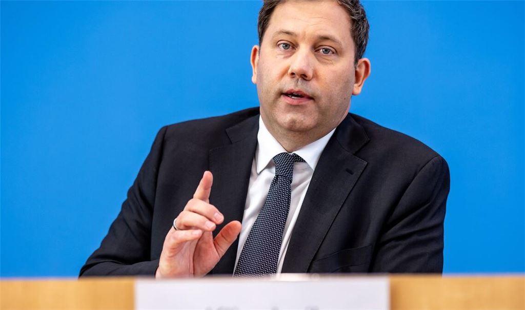 Der Finanzminister legt einen unfertigen Entwurf vor.