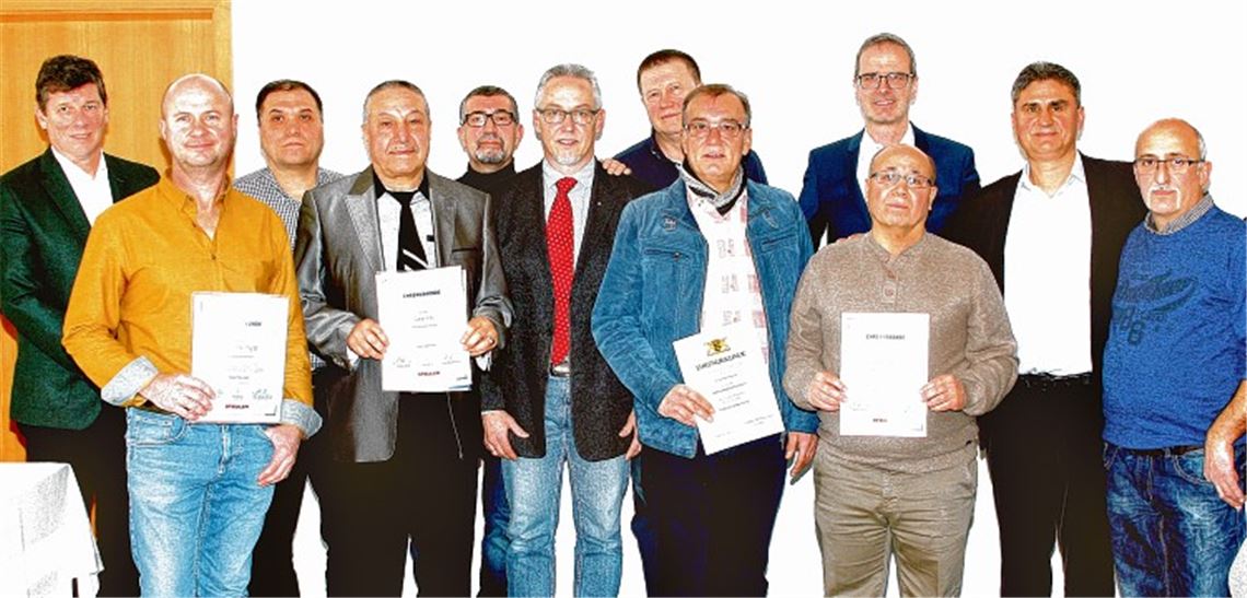 Der Fliesenhersteller Steuler ehrt langjährige Mitarbeiter: die Betriebsjubilare mit den Geschäftsführern Klaus-Martin Andreas (3. v. re, hinten) und Peter Wilson (li.). Kollros