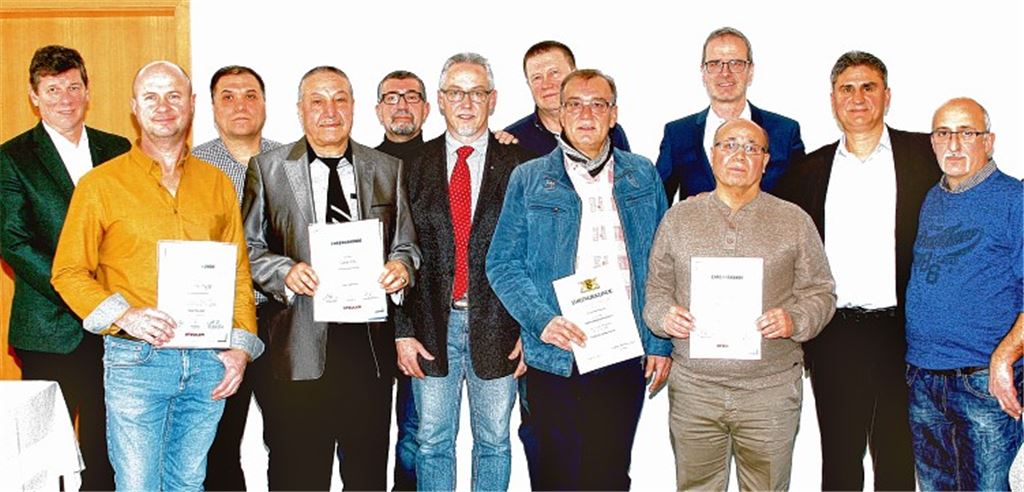 Der Fliesenhersteller Steuler ehrt langjährige Mitarbeiter: die Betriebsjubilare mit den Geschäftsführern Klaus-Martin Andreas (3. v. re, hinten) und Peter Wilson (li.). Kollros