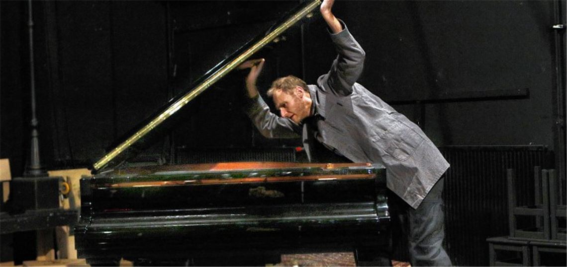 Konzertflügel spricht mit Techniker