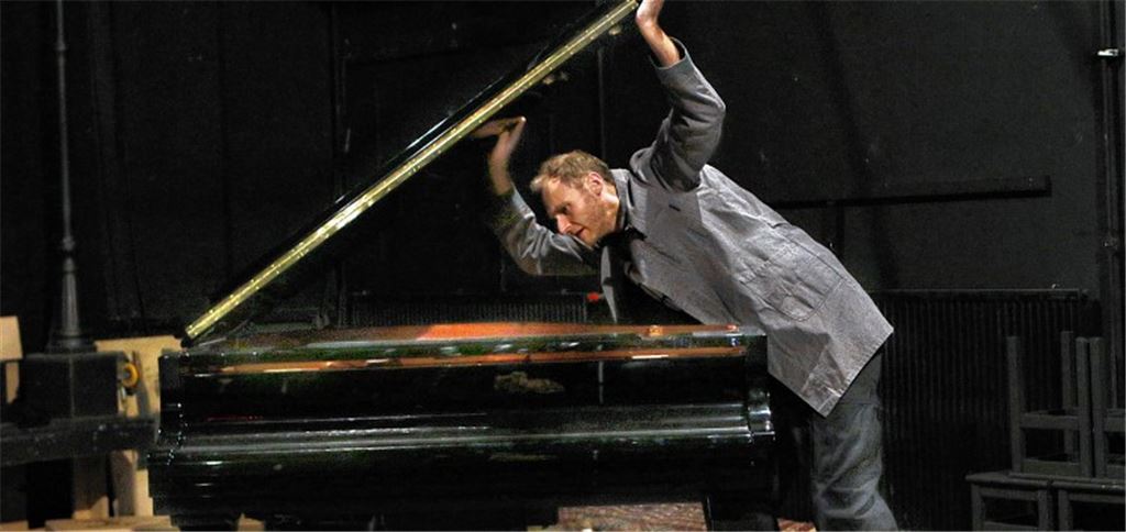 Konzertflügel spricht mit Techniker