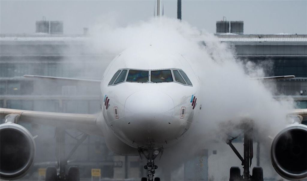 Der Flughafen BER hat mit dem Winterwetter zu kämpfen. (Archivbild)
