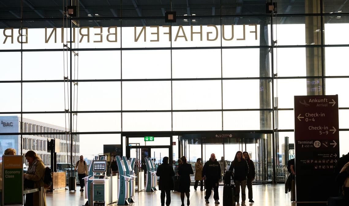 Der Flughafen wurde aufgrund von Fehlplanungen und Bauproblemen mit neun Jahren Verspätung eröffnet.