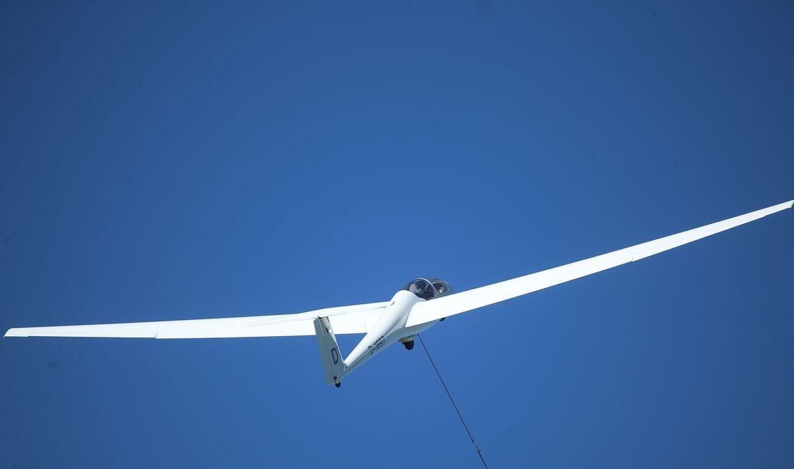 Der Flugschüler wurde bei dem Unfall verletzt. (Symbolbild)