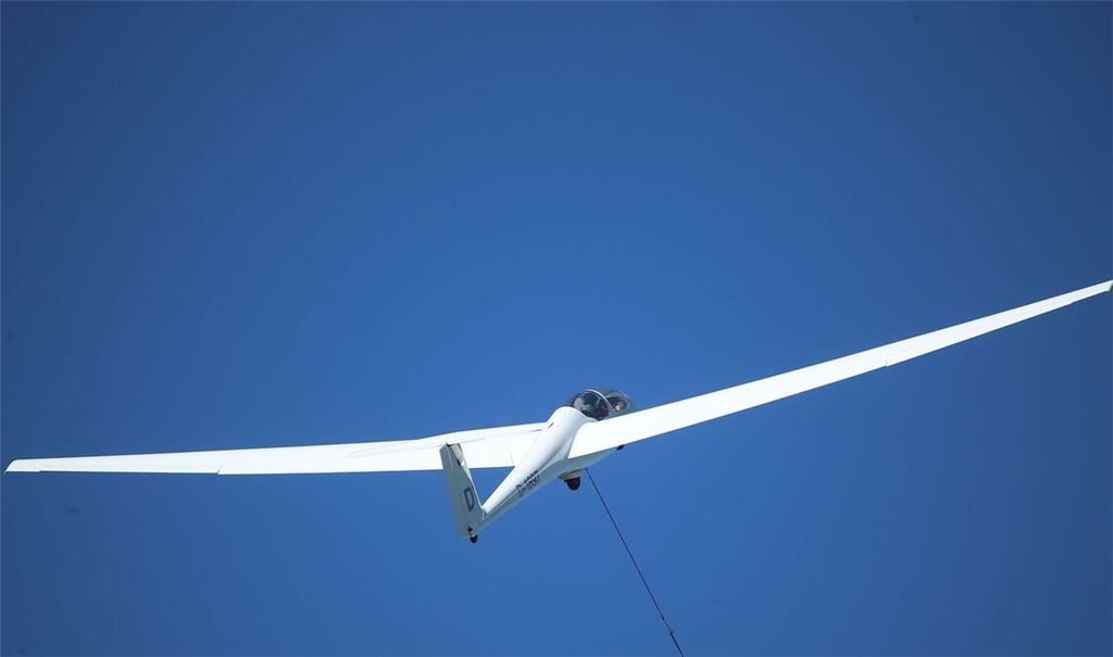 Der Flugschüler wurde bei dem Unfall verletzt. (Symbolbild)