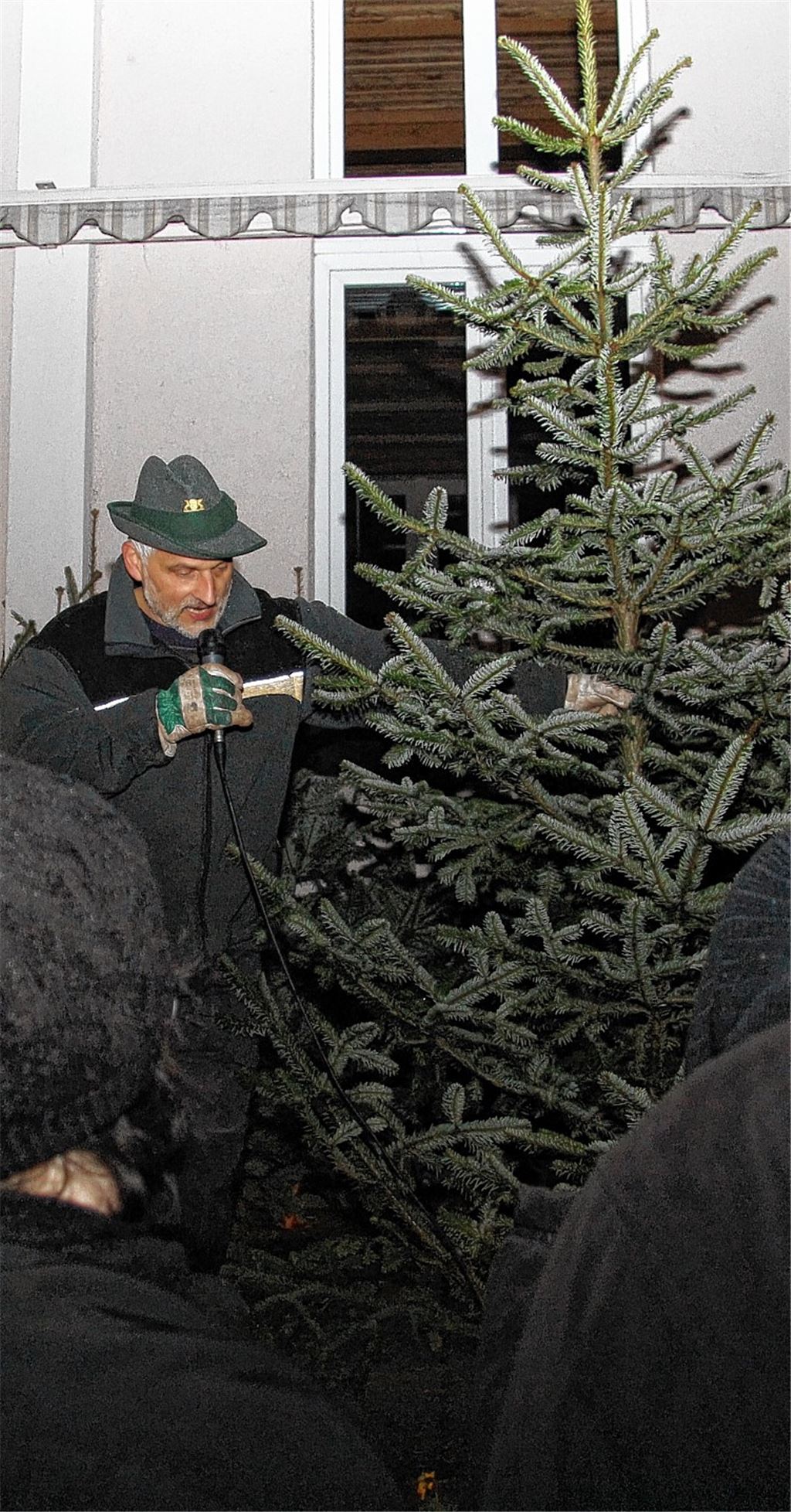 Der Förster als Auktionator: Rolf Esslinger bei der Christbaumversteigerung.