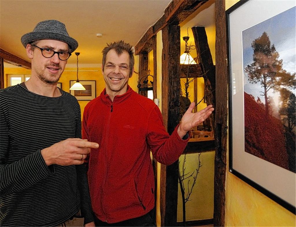 Der Fotograf Volker Henkel (re.) stellt derzeit bei Werner Vincon in der Weinstube „Altes Rathaus“ Baummotive aus.