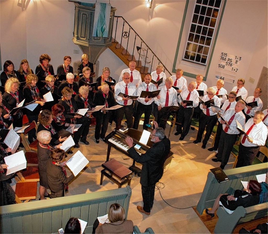 Zwei Chöre bringen die Kirche zum Klingen