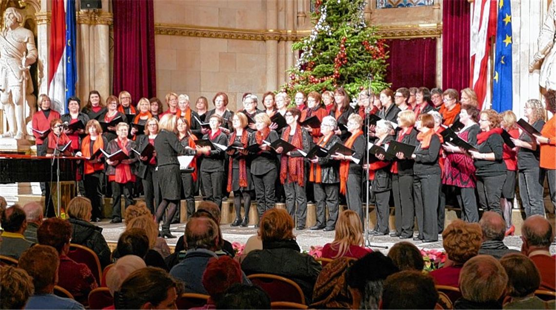 Der Frauenchor unterhält die Besucher im Wiener Rathaus mit Weihnachtsliedern.