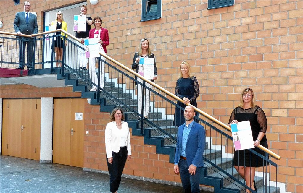 Der Frauenwirtschaftstag hat nicht nur digitale Kommunikation zum Thema, sondern nutzt sie auch. Die Mitglieder des Organisationsnetzwerks sind gespannt, wie das neue Format ankommt: OB Frank Schneider (auf der Treppe v.li.) , Stefanie Matthes-Baum, Beauftragte für Chancengleichheit am Arbeitsmarkt Agentur für Arbeit Nagold-Pforzheim; Dr. Martina Terp-Schunter von der Vhs Mühlacker; Marija Madunic von der „Kontaktstelle Frau und Beruf Nordschwarzwald“; Gabriele Hildwein von „hiwentis Tagungen-Impulse-Seminare“; Rebekka Sanktjohanser von der IHK Nordschwarzwald; Kinga Golomb, Gleichstellungsbeauftragte des Enzkreises, sowie (vor der Treppe) die Wirtschaftsbeauftragten der Stadt Mühlacker und des Enzkreises, Anette Popp und Jochen Enke.Foto: Stadt Mühlacker