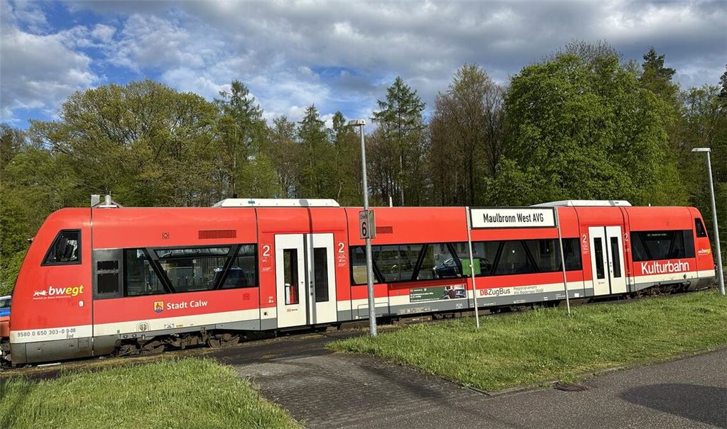 Der Freizeitexpress Kloster Maulbronn wartet in Maulbronn-West auf Fahrgäste nach Maulbronn. Foto: VCD