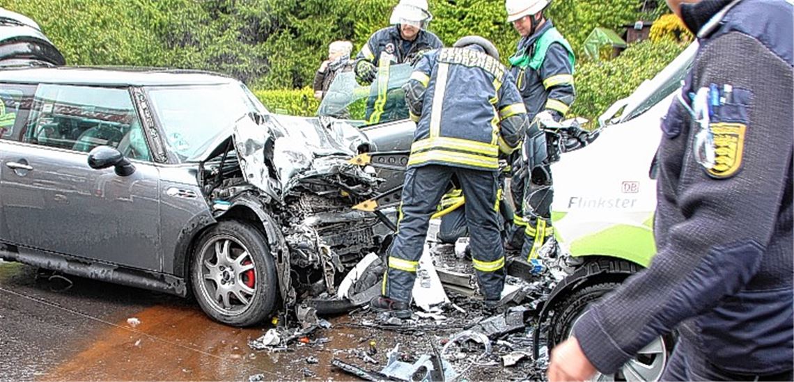 Zwei Verletzte: 20-Jähriger prallt frontal auf E-Auto