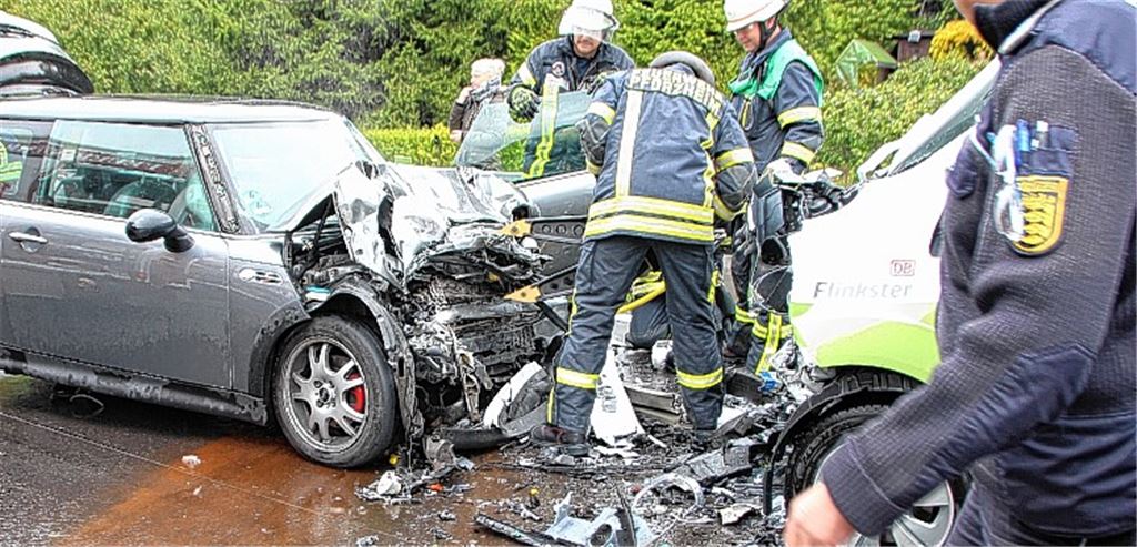 Zwei Verletzte: 20-Jähriger prallt frontal auf E-Auto