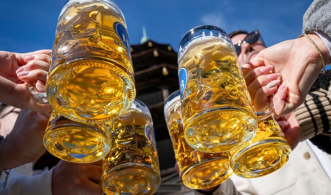 Der Frühling lockt die Menschen in Biergärten. (Archivbild)