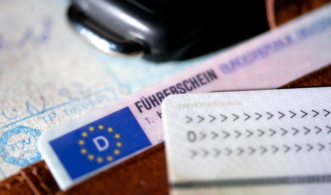 Der Führerschein kann künftig zu Hause bleiben, wenn er im Smartphone hinterlegt ist. Möglich sein soll das ab Ende nächsten Jahres. (Symbolbild)