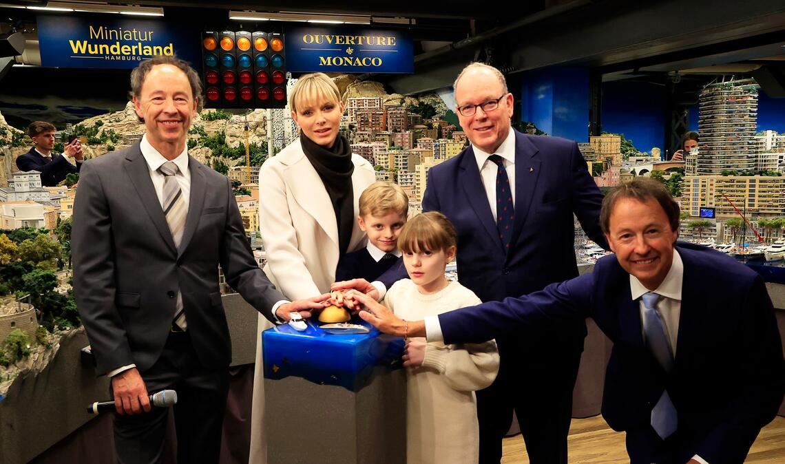 Der Fürst von Monaco (2. von rechts) war mit seiner Familie auch schon in Deutschlands wohl meistbesuchtem Museum in Hamburg. (Archivbild)