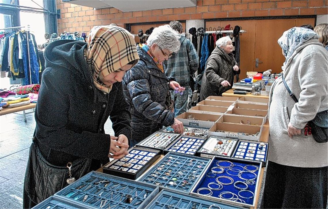 Der Fundsachenverkauf im Rathaus lockt preisbewusste Interessenten an.