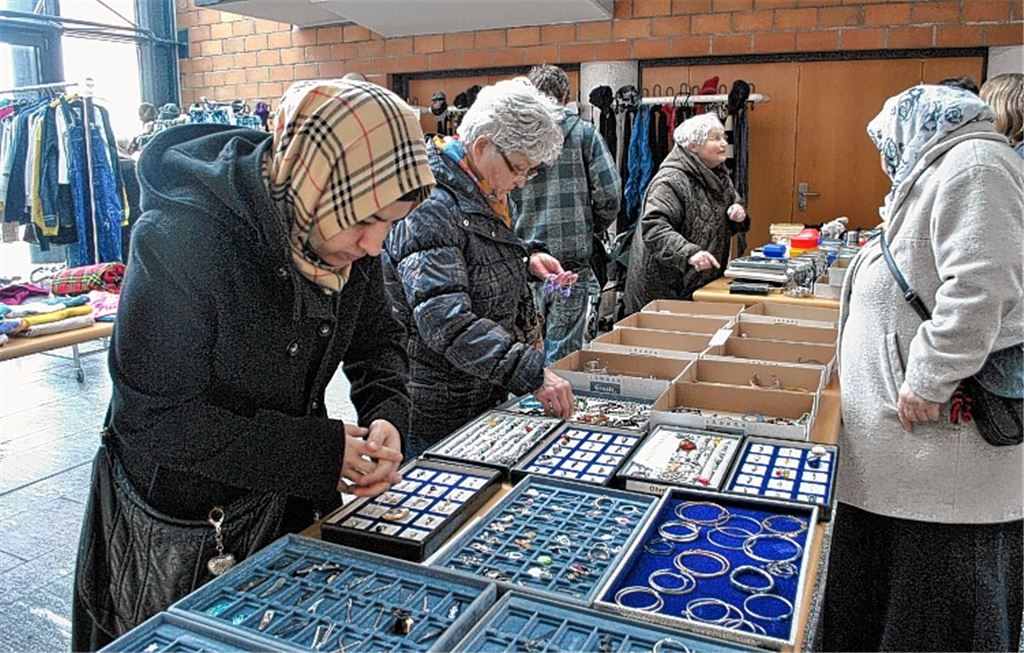 Der Fundsachenverkauf im Rathaus lockt preisbewusste Interessenten an.