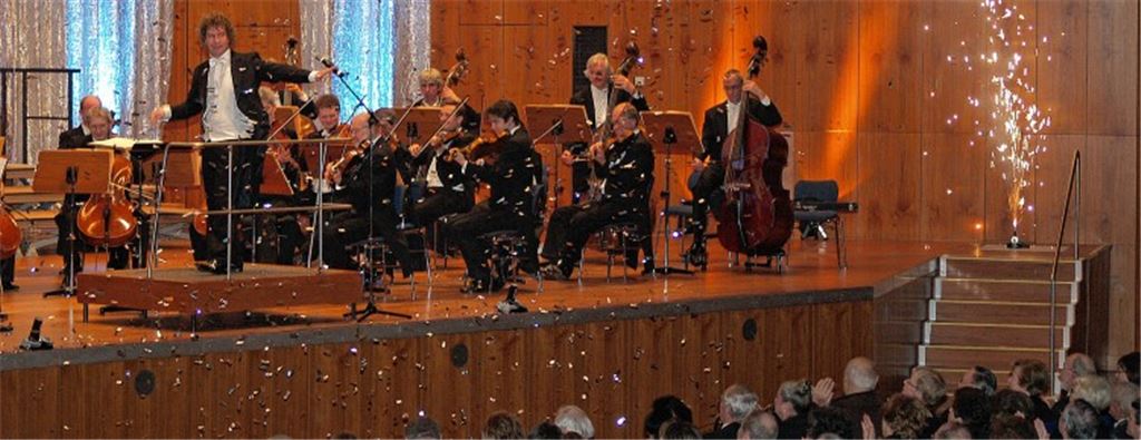 Der Funke ist schon längst übergesprungen, als schließlich die Silvesterraketen auf der Bühne gezündet werden.