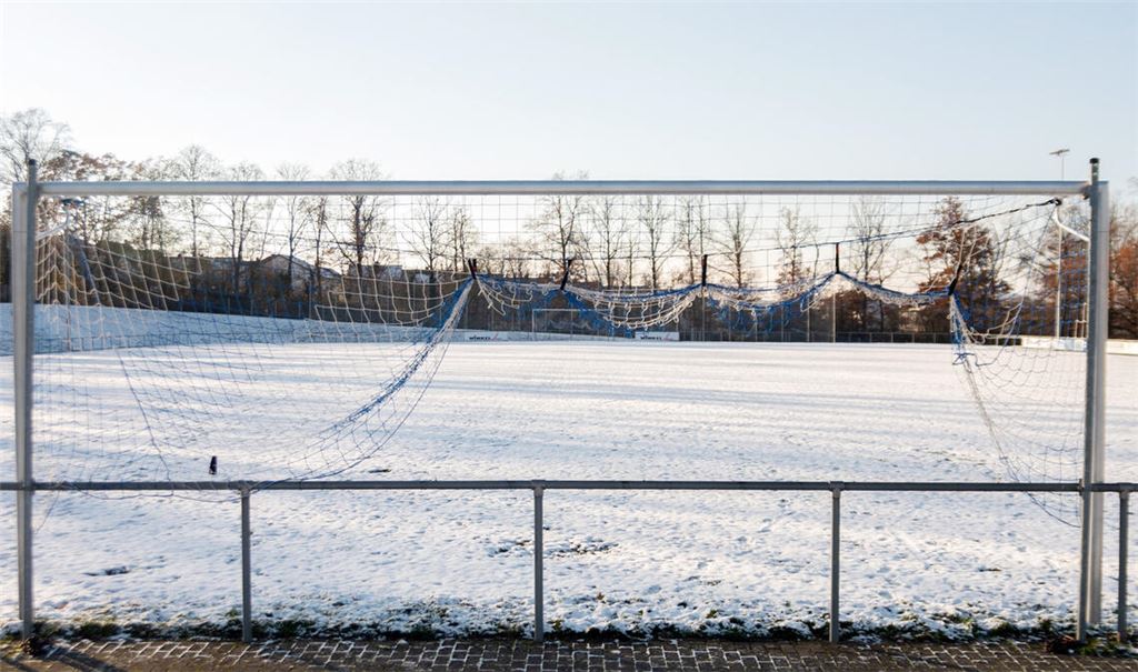 Der Fußball – im Bild der verschneite Platz des SV Illingen – pausiert. Foto: Fotomoment