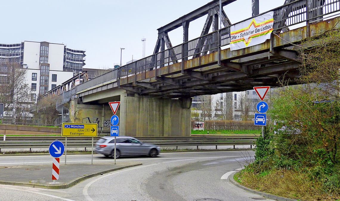 Der Fußgängersteg am Mercedes-Werk muss grundlegend saniert werden.