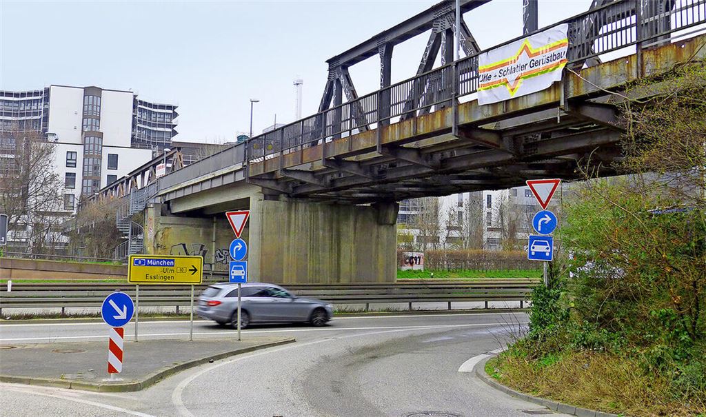 Der Fußgängersteg am Mercedes-Werk muss grundlegend saniert werden.