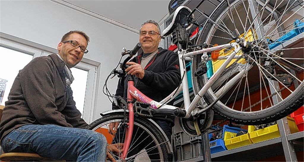 Arbeitslose machen alte Drahtesel flott