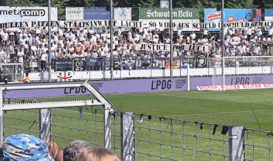 Der Gästeblock am Sonntagnachmittag: Die Trierer Fans fordern Gerechtigkeit für Luca S..