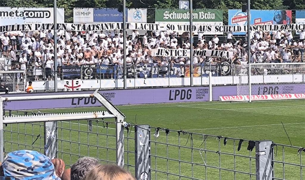 Der Gästeblock am Sonntagnachmittag: Die Trierer Fans fordern Gerechtigkeit für Luca S..